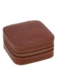 Braune Leder-Quadrathülle mit abgerundeten Ecken und einem goldenen Reißverschluss rund um die Mitte, oben mit einem eingeprägten Markennamen.
