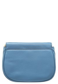 Borsa in pelle blu con una superficie liscia, forma arrotondata e chiusura con zip superiore. Caratterizzata da un design semplice con hardware minimale.