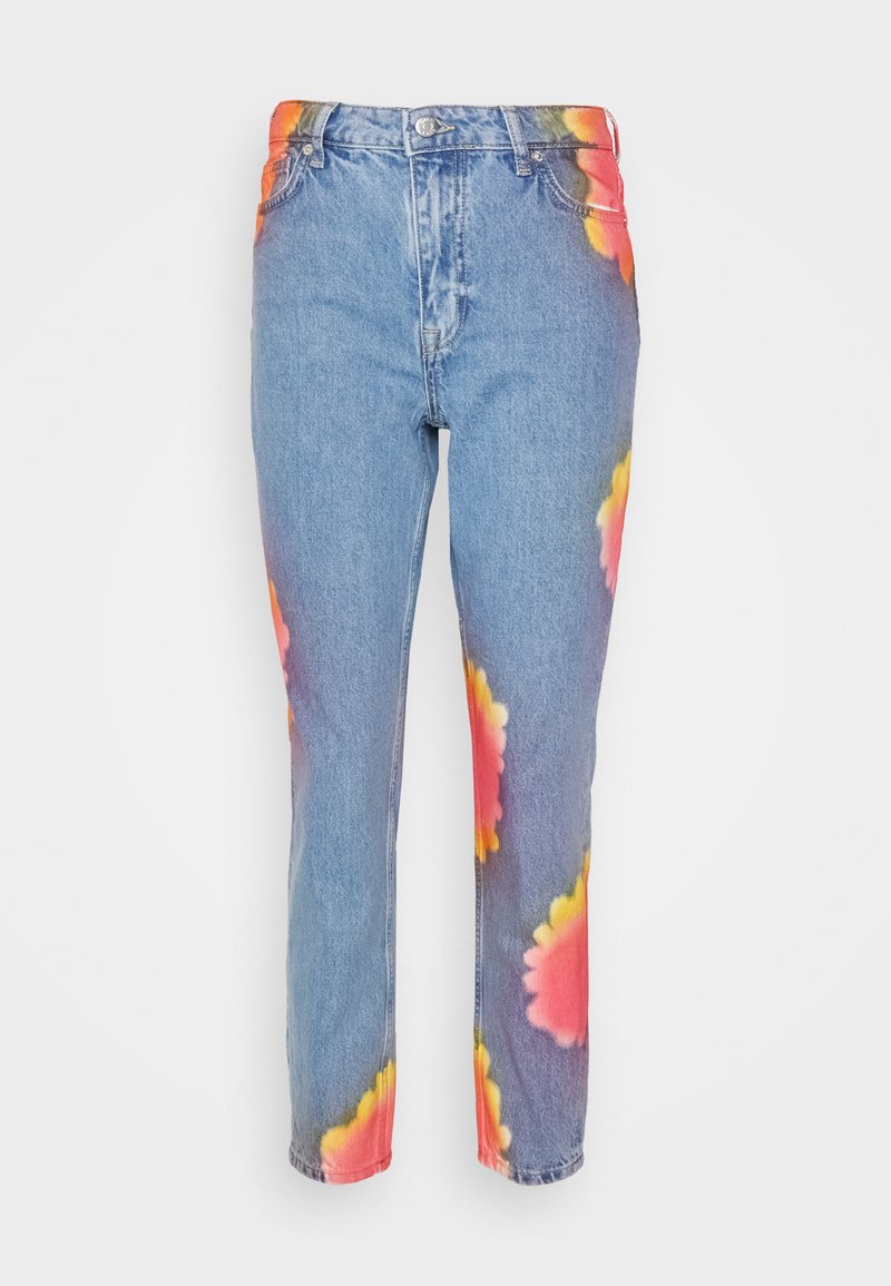 Jeans de ganga azul claro com pernas retas, apresentando um padrão de tie-dye colorido em rosa, amarelo e verde nas laterais.