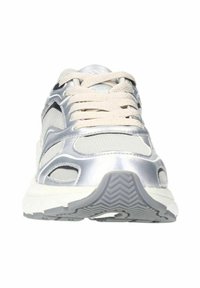Zilveren sportieve schoenen met een bovenwerk van mesh en synthetisch materiaal, ronde neus, platte veters en een gezoneerde rubberen zool met groeven voor grip.