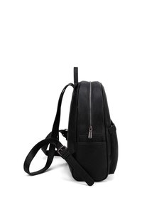 Zaino in pelle nera con superficie testurizzata, chiusura con zip, spallacci regolabili e design compatto adatto per l'uso quotidiano.