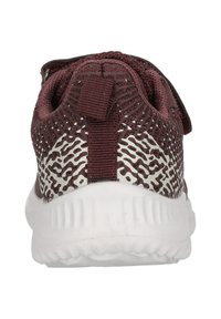 Mörkröd atletisk sko med texturerad mesh-övre, vit gummisula och ett tygband baktill för säker passform. Anmärkningsmönster på sidorna.
