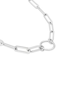 Sølvkæde med aflang link, en glat overflade og en rund forbindelse, designet med en minimalistisk æstetik.