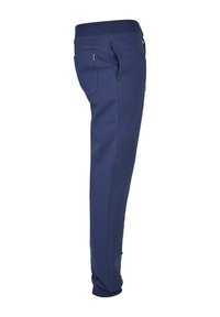 Tamsiai mėlynos sportinės kelnės iš minkštos medžiagos, su šoniniais kišenėmis, prigludusia elastine juosmens juostele ir siaurėjančių palaidų kojų dizainu.