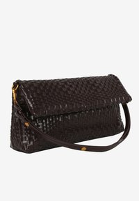 Pochette en cuir marron foncé avec texture tissée, rabat pliant et une fine bandoulière avec des ferrures dorées.