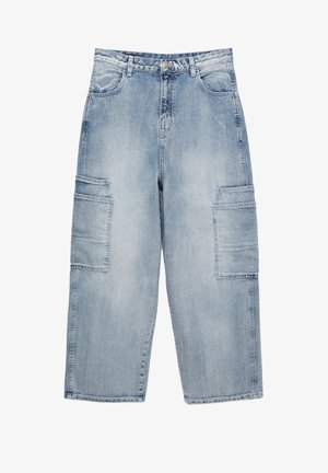 Pantaloni cargo din denim albastru deschis, cu o croială lejeră, având două mari buzunare laterale și o tăietură dreaptă, completate cu un brâu clasic.