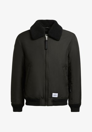 Juodas bomber tipo švarkas, pagamintas iš lygios medžiagos. Įrangintas dideliu juodu avių kailio apykakle, priekiniais užtrauktukais ir rausvais rankogaliais, su šoninėmis kišenėmis.