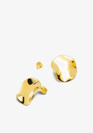 Ein Paar glänzender, unregelmäßig geformter goldener Steckerohrringe, wobei ein Ohrsteckergehäuse auf einem weißen Hintergrund abgetrennt ist.