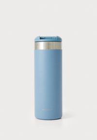 Blå resmugg i rostfritt stål med en slät matte yta, ett silverband upptill och ett säkert flip-top lock.