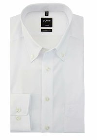 Weißes Hemd mit Button-Down-Kragen, moderne Passform, lange Ärmel und perlmuttartige Knöpfe. Etikett liest "OLYMP LUXOR."