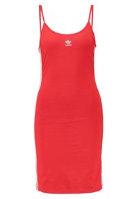 Czerwona sukienka Adidas bez rękawów z cienkimi ramiączkami, białym logo na klatce piersiowej i białymi paskami biegnącymi po bokach.