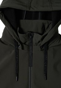 Veste à capuche vert foncé avec une fermeture éclair noire et des cordons noirs, montrant le col rembourré et une partie de la doublure intérieure de la capuche.