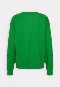 Sudadera verde con cuello redondo, mangas largas y puños acanalados. Fabricada con un material suave y de un color sólido sin patrones visibles.