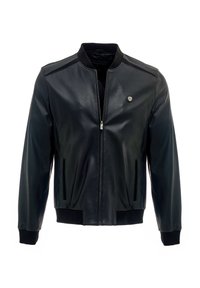 Schwarze Leder-Bomberjacke mit gerippten Bündchen und Kragen, Frontreißverschluss und zwei Seitentaschen. Mit kleinem Emblem auf der Brust.