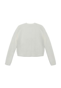 Weißer, strukturierter Strickpullover mit langen Ärmeln, rundem Halsausschnitt und gerippten Bündchen. Die Rückansicht zeigt ein kurzes Design und ein dezentes Rautenmuster.