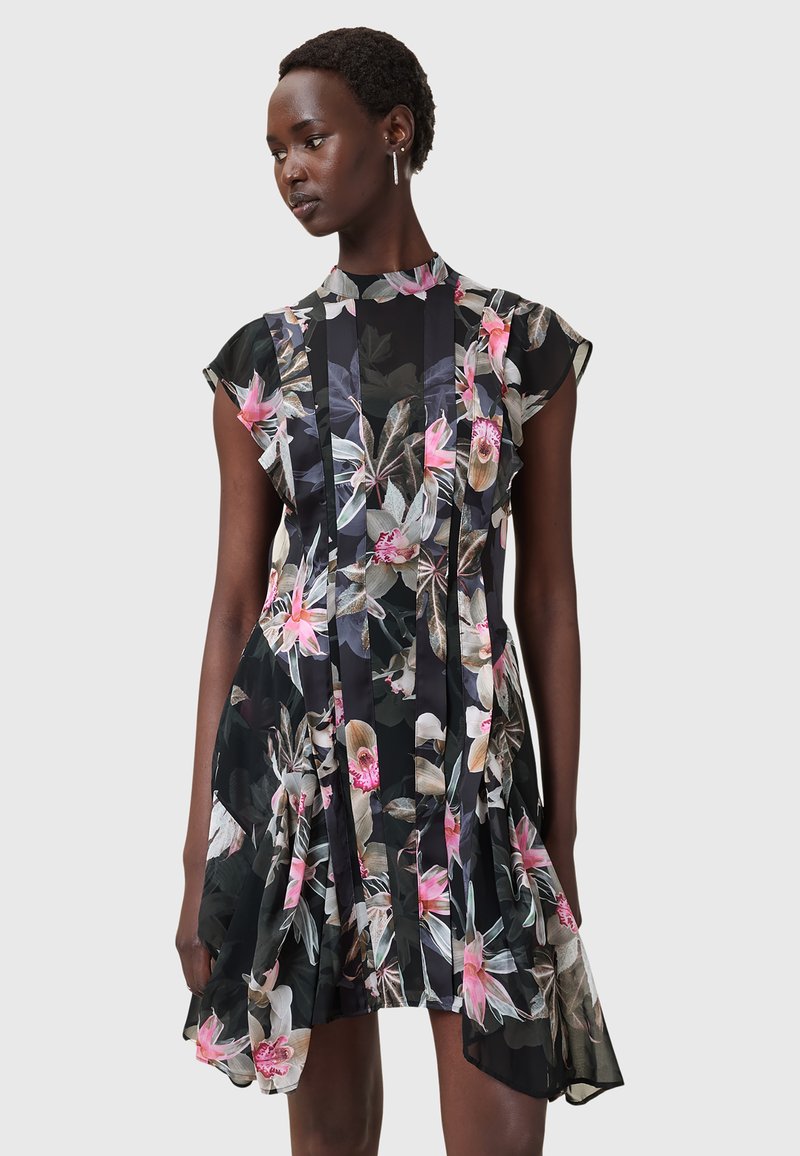 Vestido corto floral con mangas cajón, que presenta un fondo negro, vibrantes patrones florales en rosa y verde, y un cuerpo ajustado con falda acampanada.