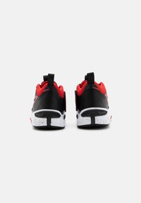 Nike Performance TEAM HUSTLE D 11 - Chaussures de basket - black/university red/white