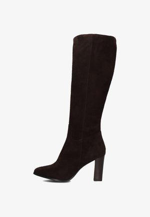 Hoge zwarte suède dameslaars met een hoge blokhak en een spitse neus, weergegeven vanaf de zijkant op een witte achtergrond.