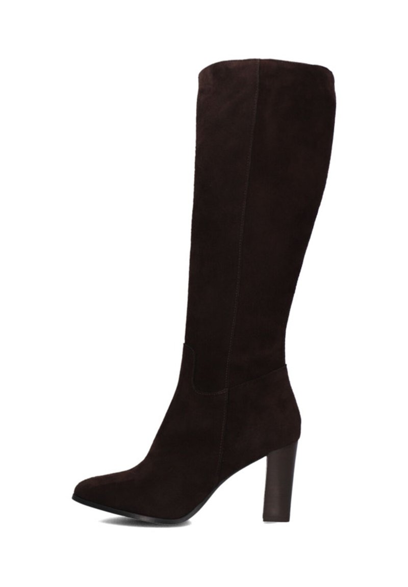 Hoge zwarte suède dameslaars met een hoge blokhak en een spitse neus, weergegeven vanaf de zijkant op een witte achtergrond.