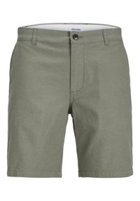 Pantaloni corti verde oliva realizzati in tessuto leggero con una trama liscia, dotati di zip anteriore e chiusura con bottone, e orlo cucito.