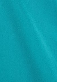 Tessuto turchese con una texture liscia e una leggera lucentezza, caratterizzato da un colore uniforme senza motivi o accenti visibili.