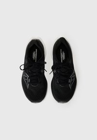 Zapatillas deportivas negras con parte superior de malla, cordones texturizados y suela blanca. Acento del logo en gris en el lado exterior.