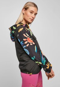 Lekka czarna kurtka z kolorowymi kwiatowymi wzorami na rękawach, zapinana na zamek, z kapturem na sznurki i elastycznymi mankietami.