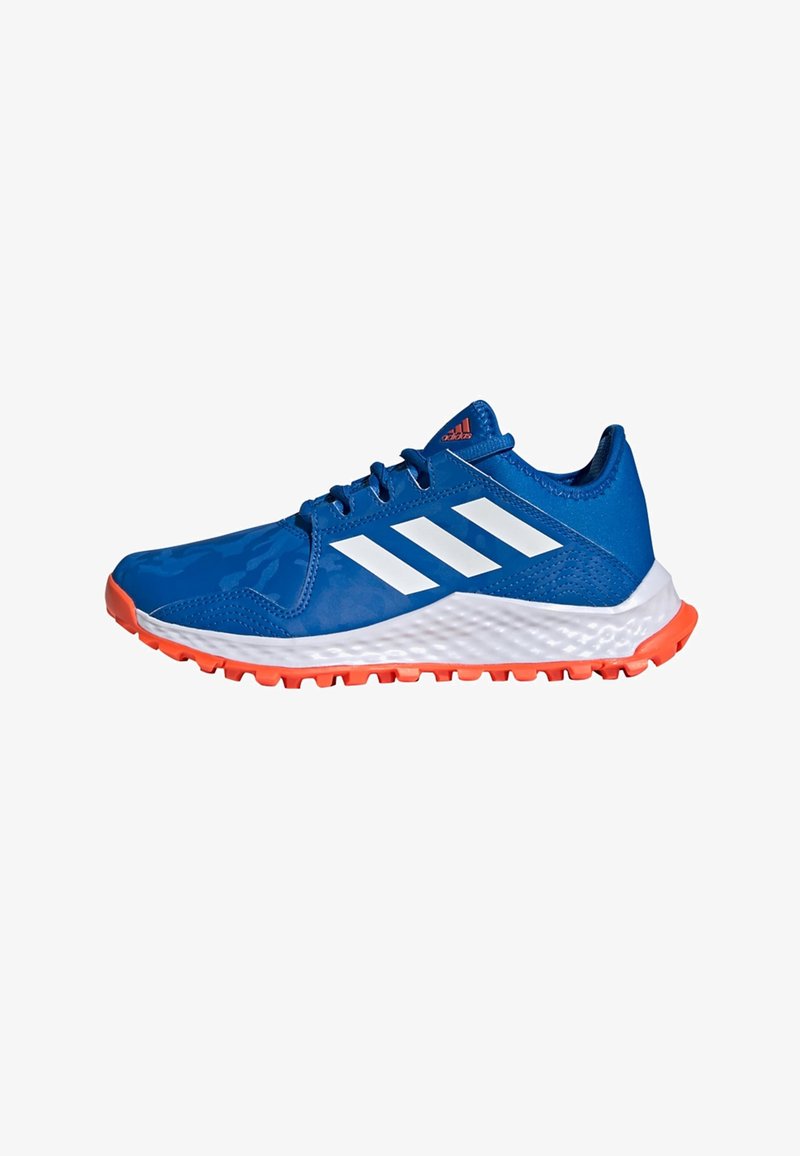 Baskets de sport bleues avec des rayures blanches, une tige texturée et une semelle extérieure orange. Dotées d'un design à lacets et d'une semelle intermédiaire rembourrée.