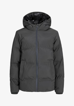 Czarna kurtka puchowa z kapturem, materiał wodoodporny, zamek błyskawiczny i elastyczne mankiety, noszona na szarym T-shircie, w zestawieniu z czarnymi spodniami.