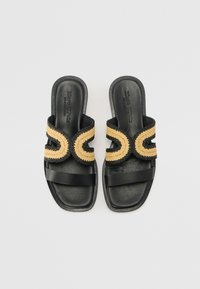 Svarte sandaler med åpen tå med vevde strådetaljer. Har to brede stropper, en med flettet design og den andre flate, teksturert lærsåle.