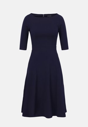 Μπλε ναυτικό φόρεμα μέχρι το γόνατο με μανίκια τριών τετάρτων, εφαρμοστή μέση, στρογγυλή λαιμόκοψη και κλείσιμο με φερμουάρ στο πίσω μέρος.