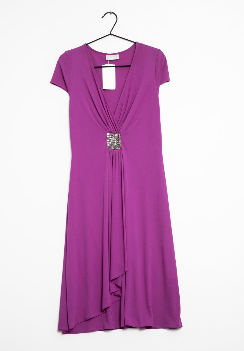 Robe violette à manches courtes avec un décolleté en V profond, un fermoir décoratif argenté à la taille et une jupe drapée asymétrique sur un cintre noir.