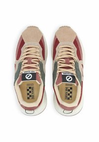 Sneaker multicolori con una combinazione di texture a coste e lisce in beige, rosso e verde, con suole rotonde e lacci a contrasto.
