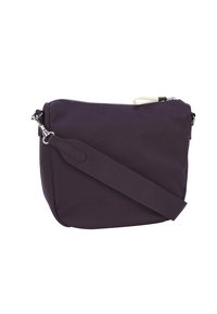 Borsa a tracolla viola in tessuto con chiusura a zip, tracolla regolabile e accessori in tono argento. Texture liscia con una leggera lucentezza.