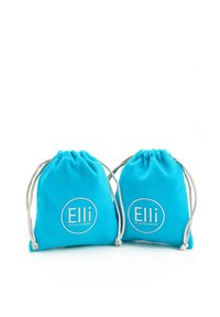 Divi tirkīza krāsas zīmulu maisiņi, kas izgatavoti no mīksta auduma, ar apļa formas baltu logo, kurā izcili redzams "Elli by Julie & Grace".