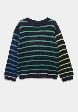Marineblauwe trui met groene horizontale strepen op het lichaam, blauwe strepen op de linkermouw en gele strepen op de rechtermouw, met geribde boorden en zoom.