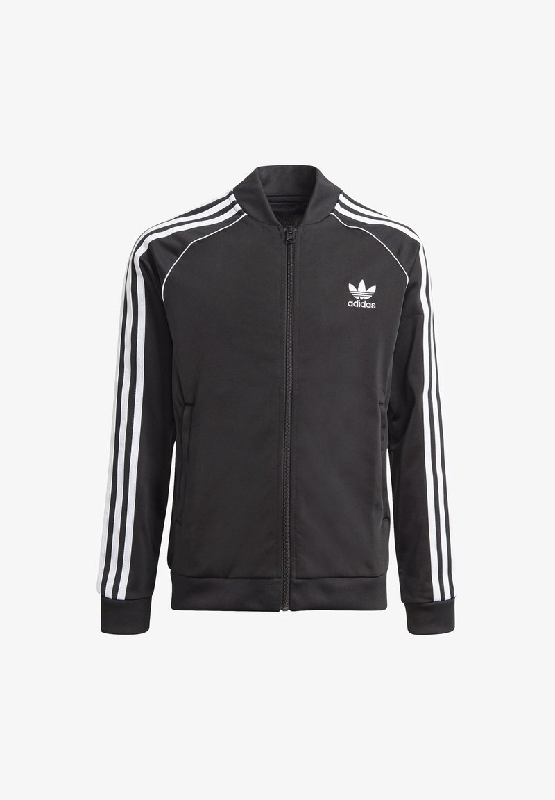 Černá bunda na zip s vysokým límcem, na každém rukávu tři bílé pruhy a logo Adidas na levé straně hrudi. Hladká textura látky.