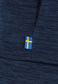 Marineblauwe stoffen hoodie met een textuurpatroon, voorzien van een klein Zweeds vlaglabel aan de zijkant.