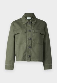 Olivově zelená bunda s knoflíkovým zapínáním vpředu, dvěma kapsami na prsou a klasickým límcem. Vyrobena z bavlny, s hladkou texturou a přiléhavým střihem.