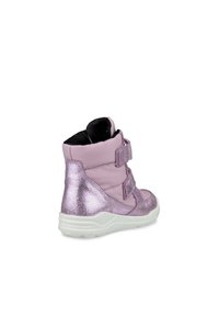 Roze en metallic paarse high-top sneaker met twee verstelbare klittenbandstraps, gevoerde kraag en witte rubberen zool. Gelaagde afwerking.
