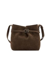 Bolso de hombro de ante marrón con una textura suave, parte superior ajustada y correa desmontable. Presenta un acento de hebilla en tono plata para el cierre.