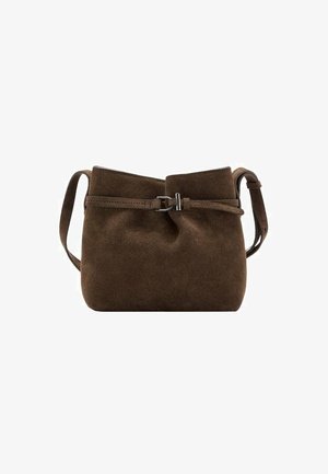 Bolso de hombro de ante marrón con una textura suave, parte superior ajustada y correa desmontable. Presenta un acento de hebilla en tono plata para el cierre.