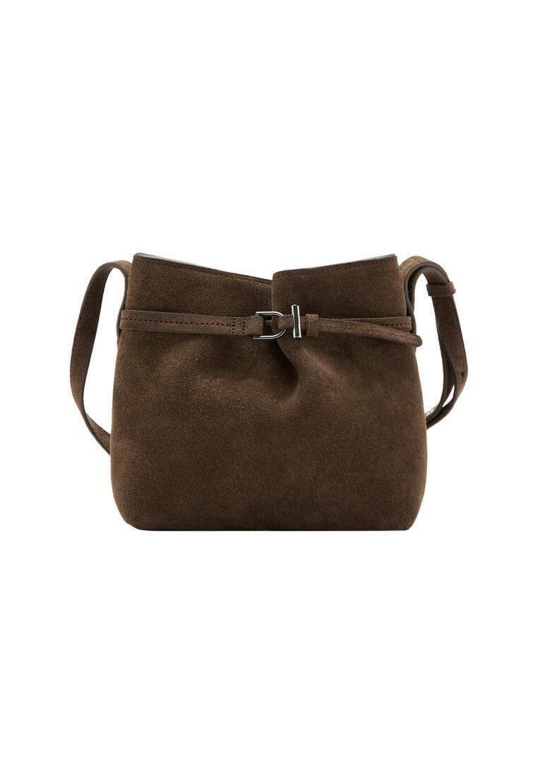 Bolso de hombro de ante marrón con una textura suave, parte superior ajustada y correa desmontable. Presenta un acento de hebilla en tono plata para el cierre.