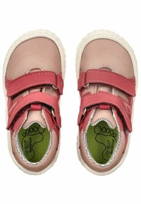 Růžové síťované dětské boty se dvěma červenými suchými zipy, kulatou špičkou, bílými gumovými podrážkami a zelenými vzorovanými stélkami.