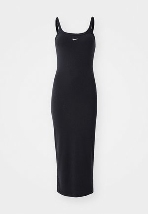 Vestido midi negro ajustado con tirantes finos, textura acanalada y un pequeño logotipo blanco de Nike en el pecho. Diseño minimalista, tela elástica.