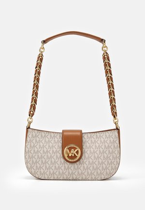 Beżowa torebka Michael Kors z wzorem, brązowymi skórzanymi wykończeniami i złotym paskiem z łańcuszka, przednia klapka z okrągłym zapięciem z logo MK.