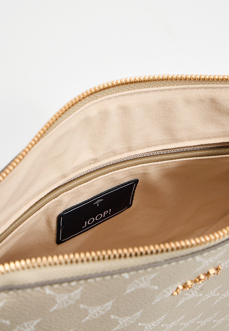 Beige strukturiertete Handtasche mit einem goldenen Reißverschluss, ausgestattet mit einem hellen Stoffinnenteil und einem schwarzen Etikett, das innen mit "JOOP!" gekennzeichnet ist.