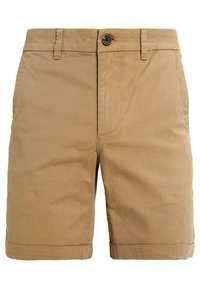 Shorts en coton kaki avec un design à devant plat, fermeture à un bouton et revers sur les ourlets. Dispose de poches latérales et d'une texture lisse.