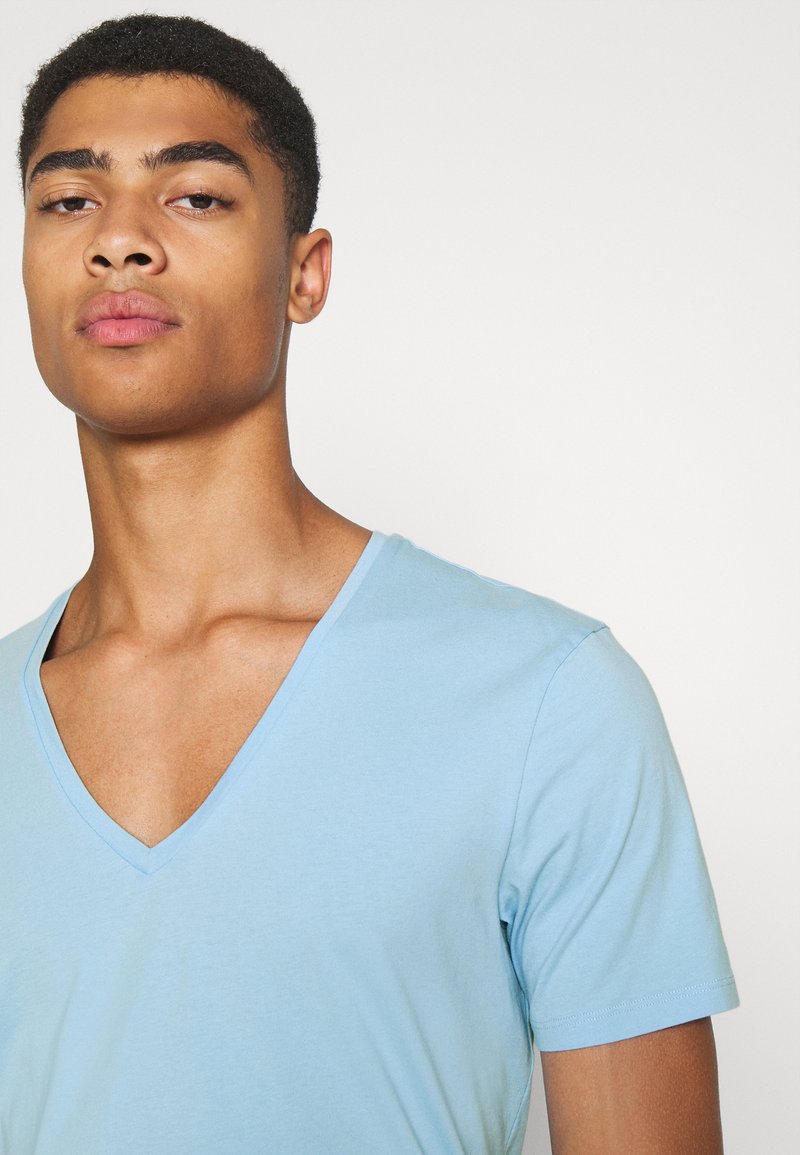 Herren T-Shirts basic | DRYKORN QUENTIN T-Shirt basic blau - IT02363 Herren T-Shirts basic | DRYKORN QUENTIN T-Shirt basic blau - IT02363