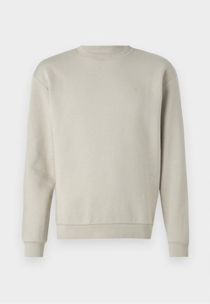 Sudadera gris claro con cuello redondo, mangas largas y textura suave. Presenta un pequeño logo bordado en el pecho.